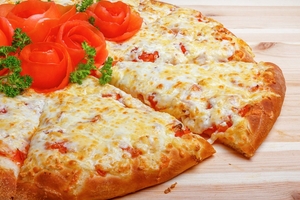 Пицца с помидорами